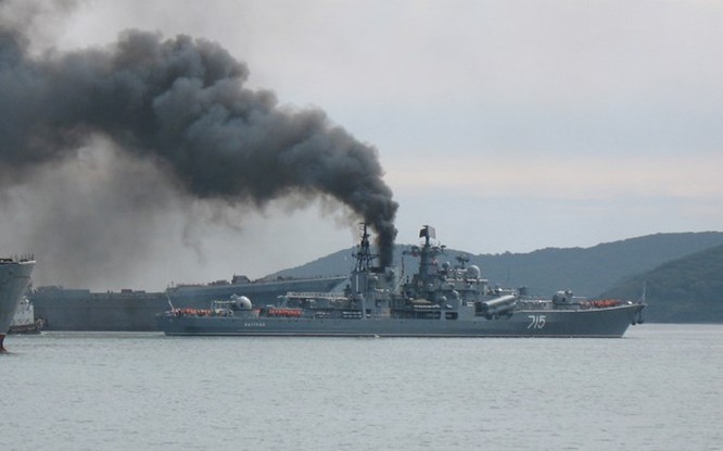 Video Tàu chiến Nga đi qua cầu mà tưởng cháy cầu ảnh 6