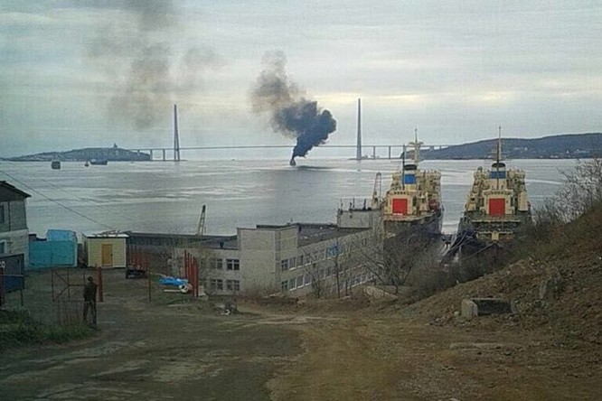 Video Tàu chiến Nga đi qua cầu mà tưởng cháy cầu ảnh 4