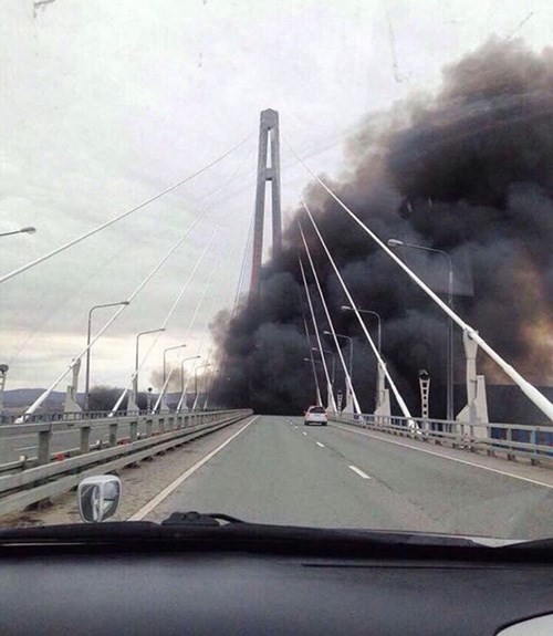 Video Tàu chiến Nga đi qua cầu mà tưởng cháy cầu ảnh 2