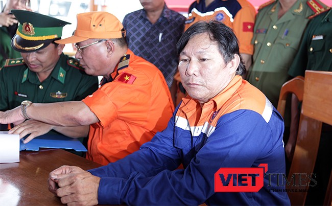 Thuyền trưởng Phạm Phú Thành vẫn chưa tin được con tàu và toàn bộ hải sản đánh được trị giá gần 8 tỷ đồng chìm sâu xuống biển