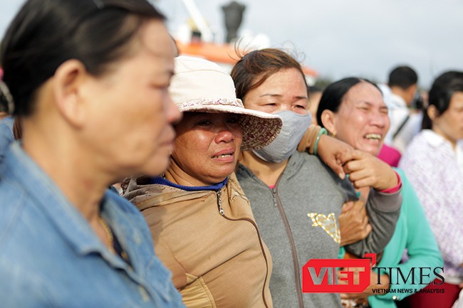 Bà Bùi Thị Luận (51 tuổi), vợ thuyền trưởng Phạm Phú Thành khóc nấc khi thấy bóng chồng