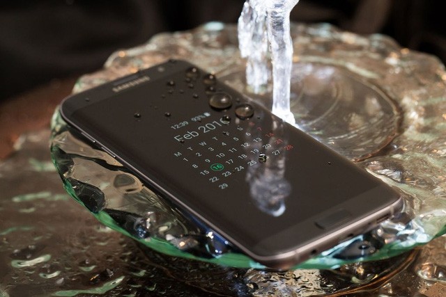 Hè này hãy an tâm đi bơi cùng loạt smartphone chống nước sau đây ảnh 1