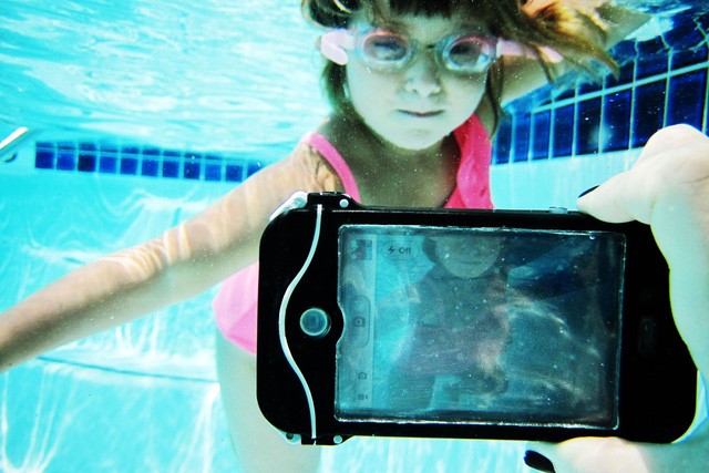 Hè này hãy an tâm đi bơi cùng loạt smartphone chống nước sau đây ảnh 6