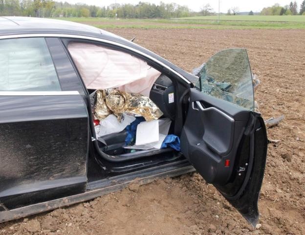 Tesla S gặp tai nạn khủng khiếp, lộn nhào 25 mét, nát đầu xe, 5 người trong xe không bị một thương tích gì ảnh 3