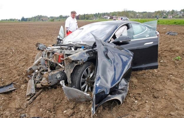 Tesla S gặp tai nạn khủng khiếp, lộn nhào 25 mét, nát đầu xe, 5 người trong xe không bị một thương tích gì ảnh 1