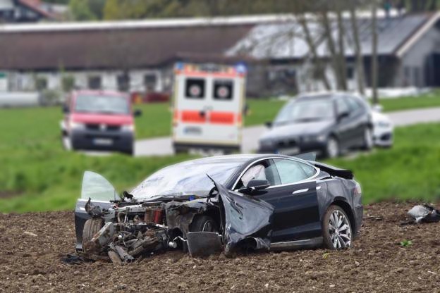 Tesla S gặp tai nạn khủng khiếp, lộn nhào 25 mét, nát đầu xe, 5 người trong xe không bị một thương tích gì ảnh 4