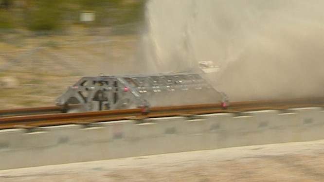 Video vụ thử tàu lửa siêu tốc Hyperloop đầu tiên đã thành công ảnh 1