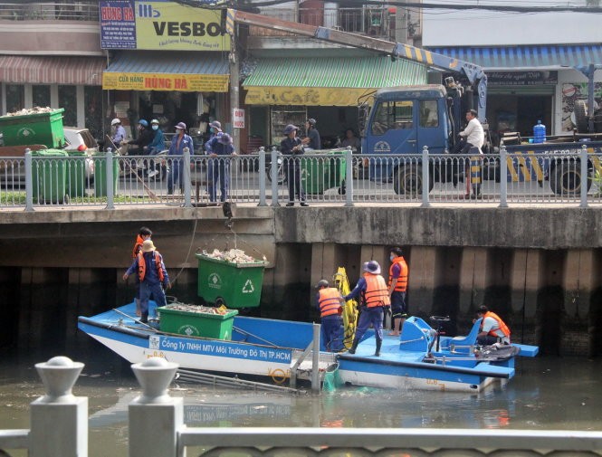 Đã vớt gần 70 tấn cá chết trên kênh Nhiêu Lộc - Thị Nghè ảnh 4