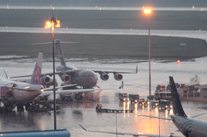Máy bay không quân Mỹ xuống Tân Sơn Nhất trong mưa lớn ảnh 4
