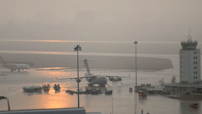 Máy bay không quân Mỹ xuống Tân Sơn Nhất trong mưa lớn ảnh 3