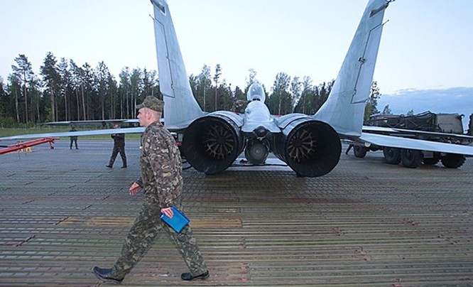 Video MiG-29 không quân Belarus cất, hạ cánh trên quốc lộ ảnh 4