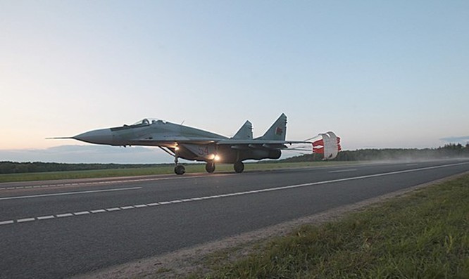 Video MiG-29 không quân Belarus cất, hạ cánh trên quốc lộ ảnh 2