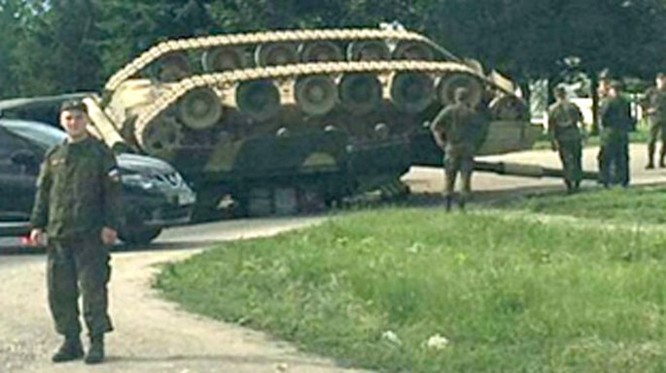 Video xe tăng T-80U của Nga lật ngửa vì.... rơi từ xe tải xuống đường ảnh 1