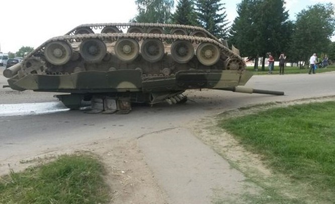 Video xe tăng T-80U của Nga lật ngửa vì.... rơi từ xe tải xuống đường ảnh 3