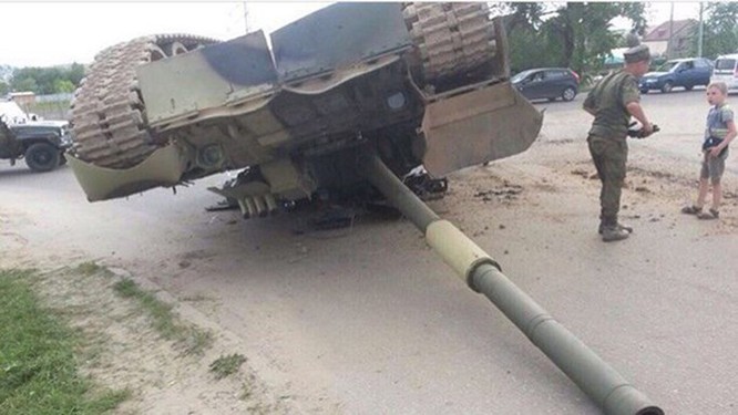 Video xe tăng T-80U của Nga lật ngửa vì.... rơi từ xe tải xuống đường ảnh 4