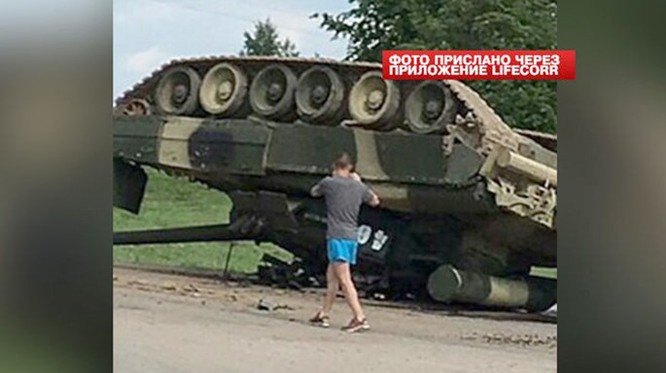 Video xe tăng T-80U của Nga lật ngửa vì.... rơi từ xe tải xuống đường ảnh 5