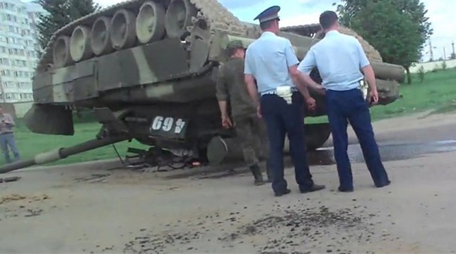 Video xe tăng T-80U của Nga lật ngửa vì.... rơi từ xe tải xuống đường ảnh 6