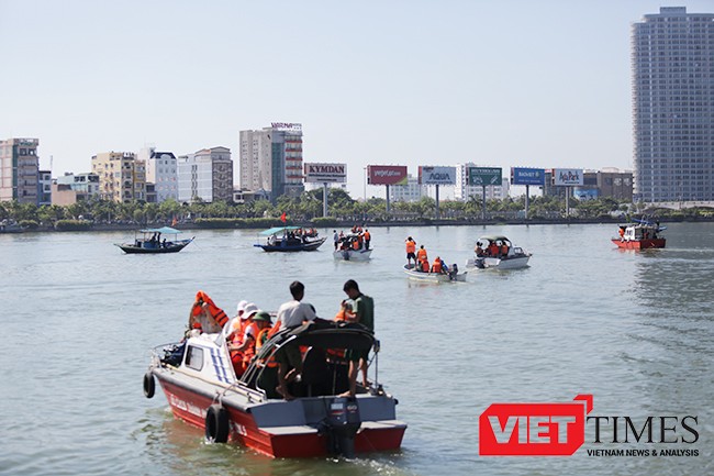 Đình chỉ 2 lãnh đạo, khởi tố vụ chìm tàu chở 56 người trên sông Hàn ảnh 1