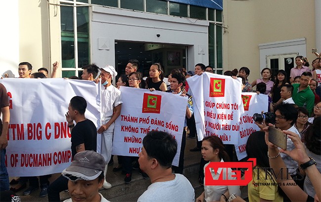 Băng rôn yêu cầu chính quyền Đà Nẵng vào cuộc làm rõ