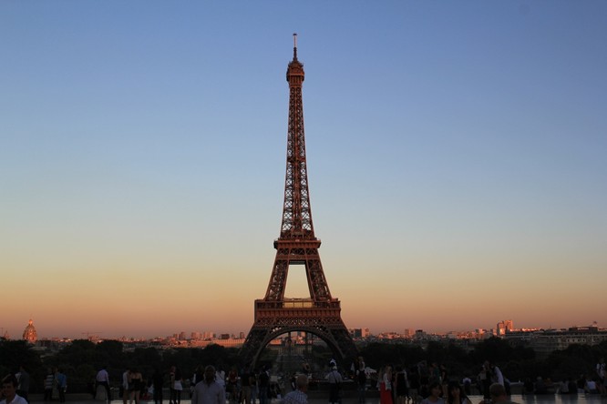 Ngắm mặt trời lặn qua tháp Eiffel