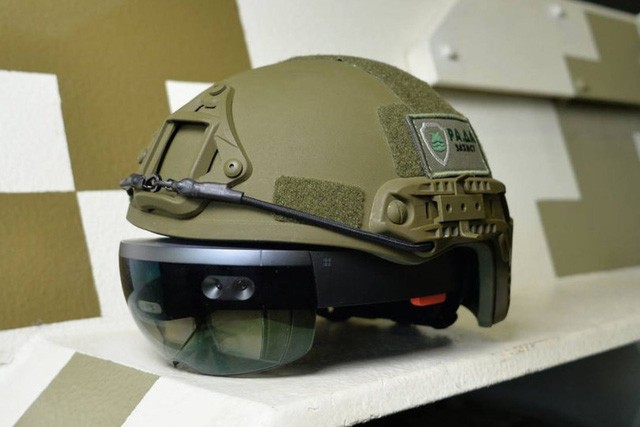 Kính HoloLens của Microsoft có thể dùng để điều khiển xe tăng ảnh 1