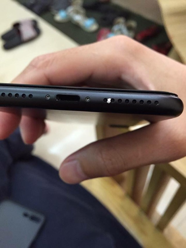 iPhone 7 cũng bị tróc sơn chẳng khác gì iPhone 6s: Chất lượng gia công của Apple ngày càng tệ? ảnh 2