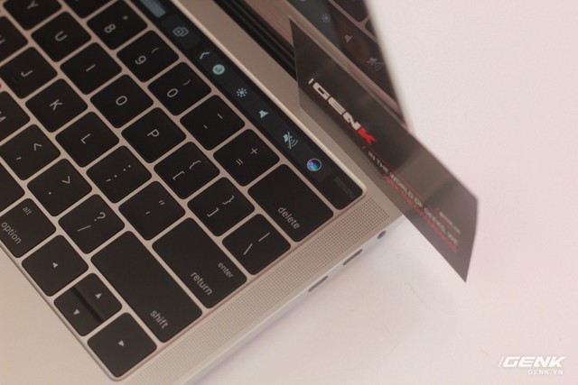 Cận cảnh MacBook Pro 13-inch phiên bản có Touch Bar đầu tiên tại Việt Nam: Rất nhẹ, dải cảm ứng hữu dụng ảnh 15