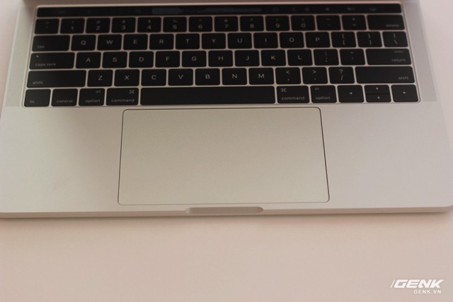 Cận cảnh MacBook Pro 13-inch phiên bản có Touch Bar đầu tiên tại Việt Nam: Rất nhẹ, dải cảm ứng hữu dụng ảnh 6