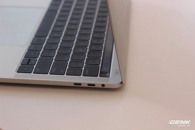 Cận cảnh MacBook Pro 13-inch phiên bản có Touch Bar đầu tiên tại Việt Nam: Rất nhẹ, dải cảm ứng hữu dụng ảnh 5
