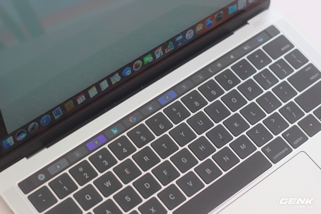 Cận cảnh MacBook Pro 13-inch phiên bản có Touch Bar đầu tiên tại Việt Nam: Rất nhẹ, dải cảm ứng hữu dụng ảnh 17