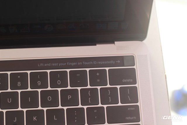 Cận cảnh MacBook Pro 13-inch phiên bản có Touch Bar đầu tiên tại Việt Nam: Rất nhẹ, dải cảm ứng hữu dụng ảnh 11