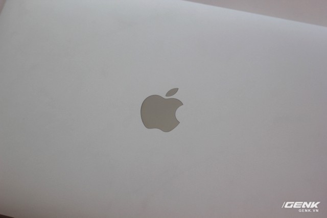 Cận cảnh MacBook Pro 13-inch phiên bản có Touch Bar đầu tiên tại Việt Nam: Rất nhẹ, dải cảm ứng hữu dụng ảnh 2