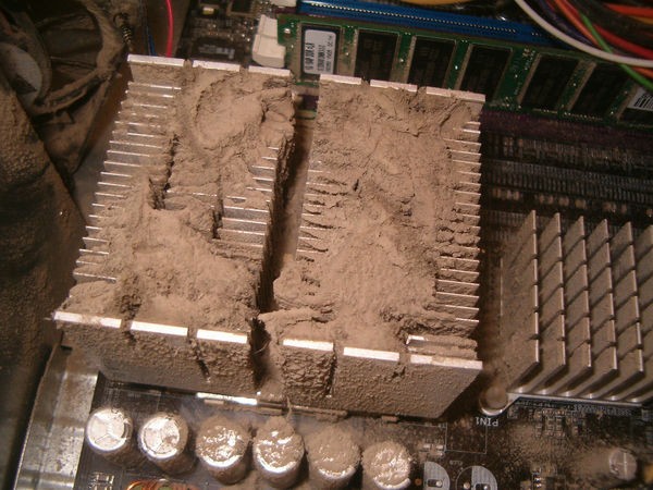 Những bộ máy tính bẩn đến mức thợ sửa nhìn vào phải phát khóc ảnh 5
