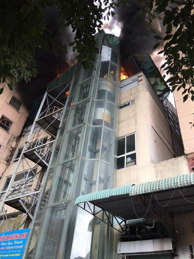 Hà Nội: Cháy lớn tại bể bơi lọt giữa 3 tòa chung cư Xa La ảnh 4