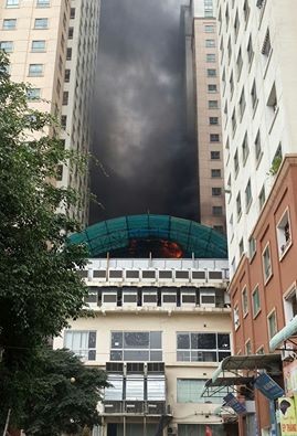 Hà Nội: Cháy lớn tại bể bơi lọt giữa 3 tòa chung cư Xa La ảnh 2