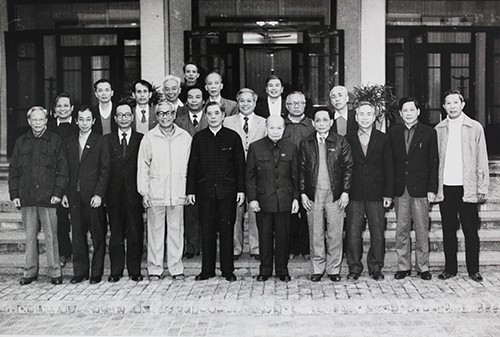 Tổ biên tập văn kiện Đại hội VI chụp ảnh cùng Tổng bí thư Nguyễn Văn Linh (hàng đầu, thứ năm từ trái sang) và nguyên Tổng bí thư Trường Chinh (hàng đầu, thứ sáu từ trái sang) sau Đại hội. Ảnh: Ông Phan Diễn cung cấp.