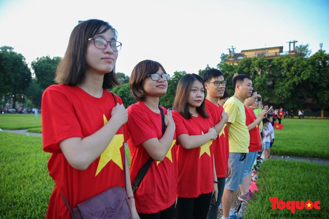 Hàng trăm con tim đang có mặt tại Quảng trường Ba Đình lịch sử đều hướng về lễ đài với tấm lòng thành kính và biết ơn trước lá cờ đỏ sao vàng của Tổ quốc.