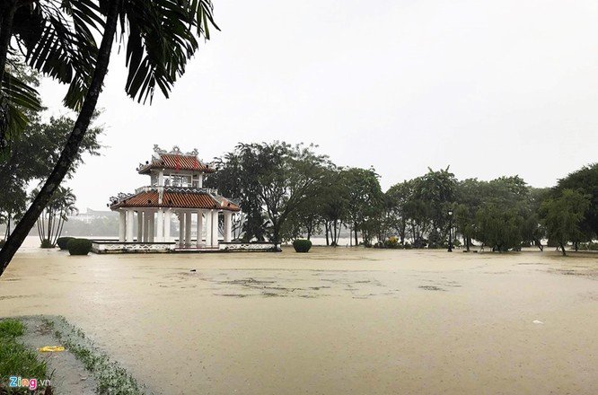 Thành phố Huế ngập sâu trong nước. Ảnh: Zing