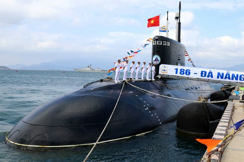 Tàu ngầm Kilo trong lễ thượng cờ năm 2017. Ảnh: Xuân Ngọc