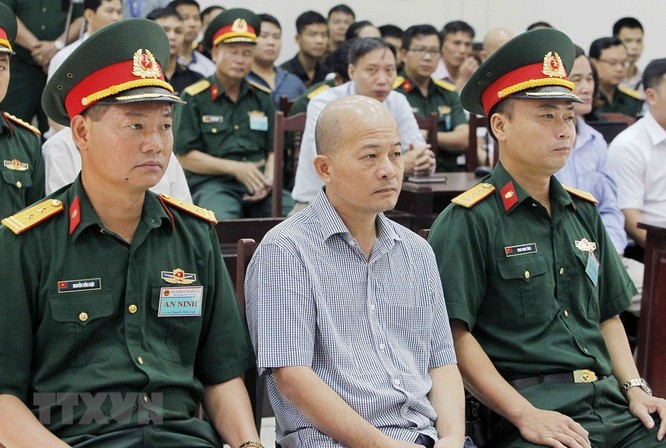 Chân dung cựu Thượng tá quân đội Đinh Ngọc Hệ trước tòa ảnh 6