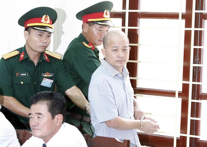 Chân dung cựu Thượng tá quân đội Đinh Ngọc Hệ trước tòa ảnh 8