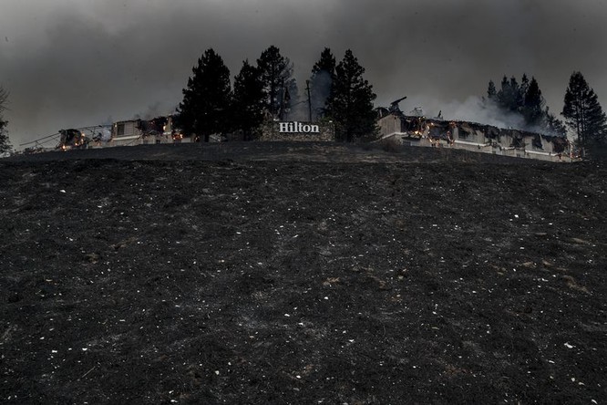 Những gì còn lại của khách sạn Hilton ở Santa Rosa sau khi cháy nguyên ngày 9/10. Nguồn: BloomBerg