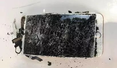 iPhone 7 Plus cháy rụi sau khi bị rơi ảnh 2
