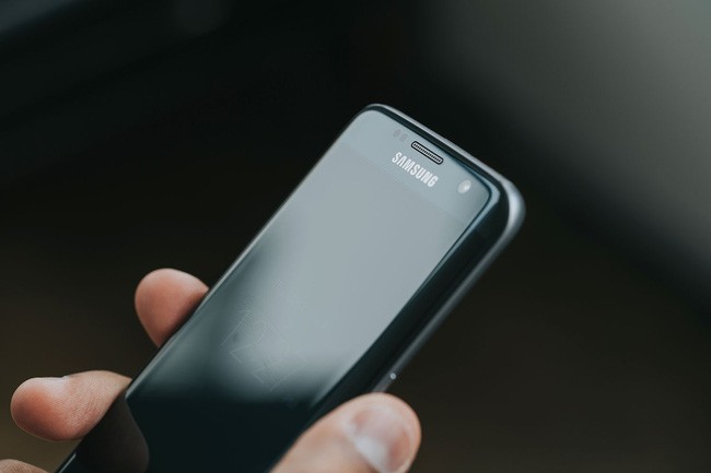 Samsung Galaxy S8 và iPhone 8: Smartphone nào hấp dẫn hơn? ảnh 1
