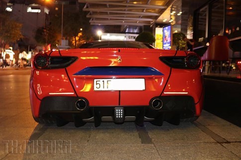 Siêu xe Ferrari phong cách Người Nhện xuất hiện trên phố Sài Gòn ảnh 5