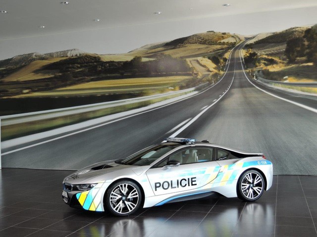 Cảnh sát Séc dùng siêu xe hybrid BMW i8 ảnh 5