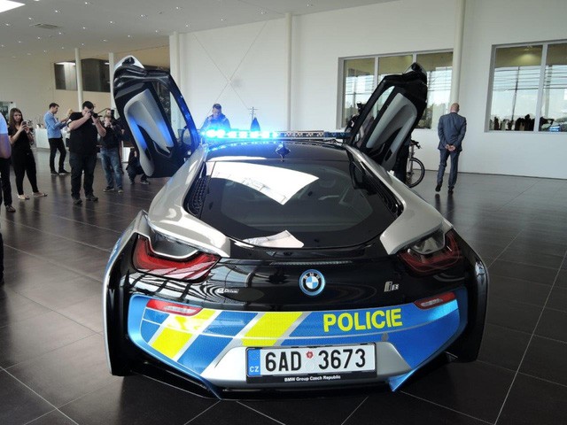 Cảnh sát Séc dùng siêu xe hybrid BMW i8 ảnh 4