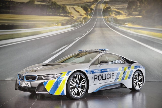 Cảnh sát Séc dùng siêu xe hybrid BMW i8 ảnh 1