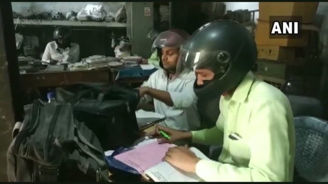 Chuyện lạ tại Ấn Độ: Đồng loạt đội mũ bảo hiểm đi làm ảnh 1