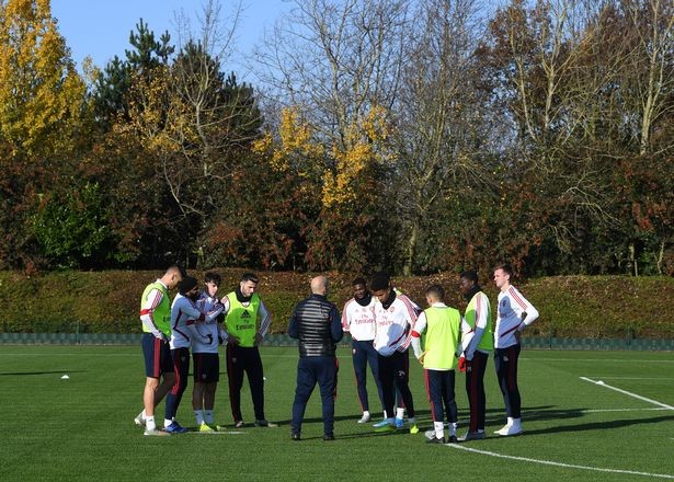 Những tia hy vọng trong buổi tập đầu tiên của Arsenal dưới sự chỉ đạo của huấn luyện viên tạm quyền Freddi Ljungberg ảnh 2